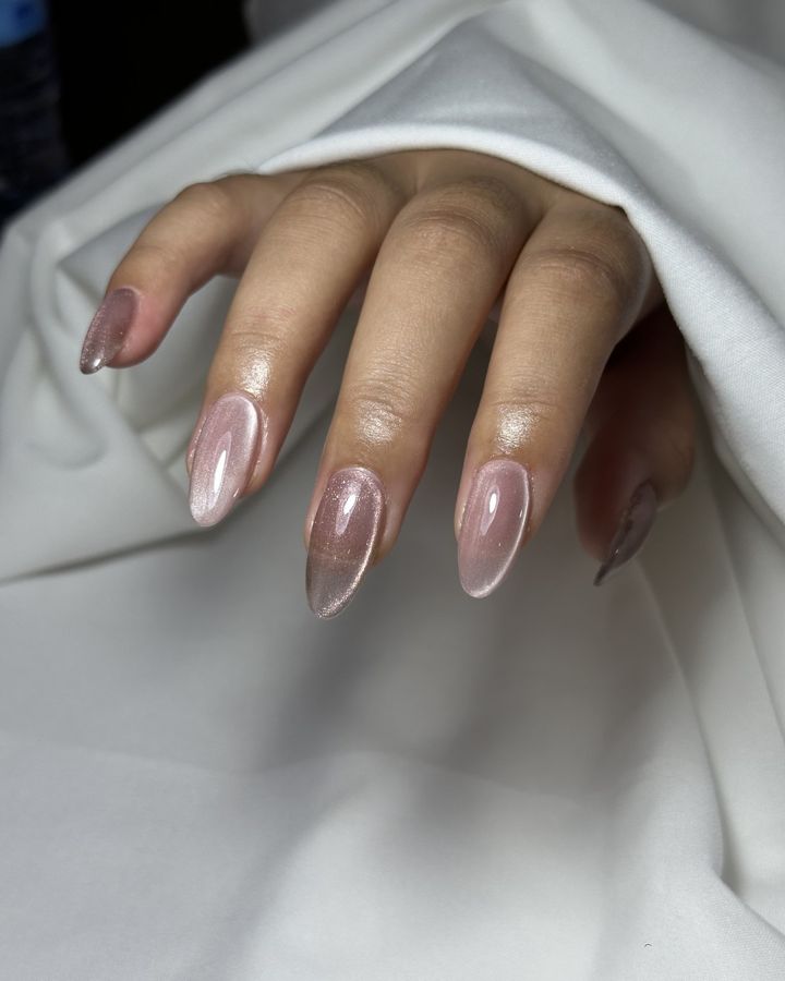 Cat-eye gel manicure